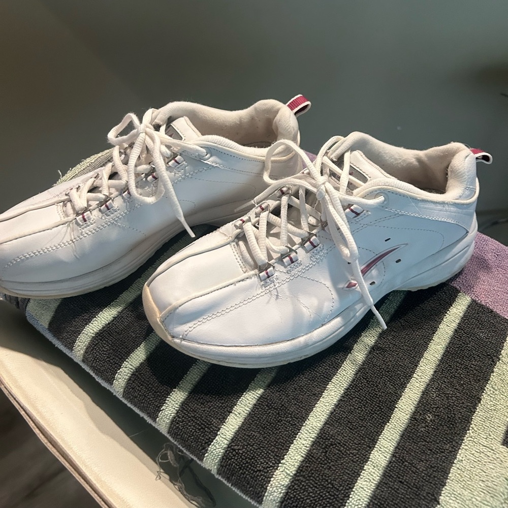 LA GEAR TENNIS SHOES